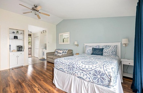 Acme House | Beautiful Bay View Couples Retreat at The Shores 5586