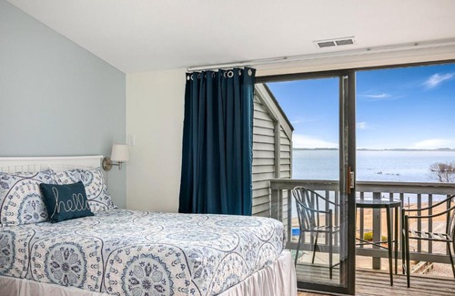 Acme House | Beautiful Bay View Couples Retreat at The Shores 5586