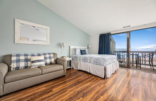 Acme House | Beautiful Bay View Couples Retreat at The Shores 5586