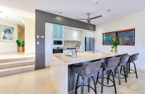 Woolner House | Beautiful Bayview King Beds Pool Water frontage