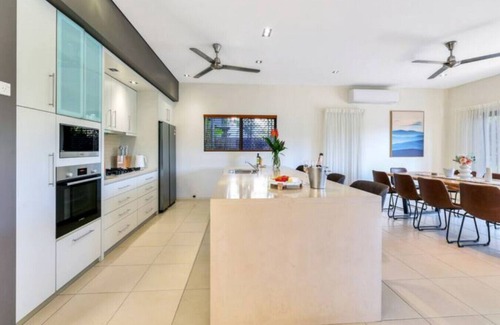 Woolner House | Beautiful Bayview King Beds Pool Water frontage