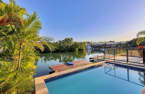 Woolner House | Beautiful Bayview King Beds Pool Water frontage