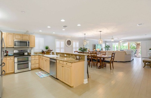 Indian Rocks Beach Condo | Beautiful Beachside Condo, FREE Activities Included, Beach Gear, Pool, Grill ~ 101 Casa de Playa