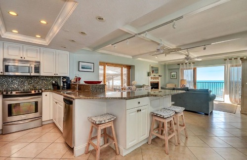 Indian Rocks Beach Condo | Beautiful BEACHFRONT Condo 3Bedroom/2Bathroom