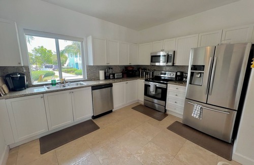 Alice Town House | Beautiful Beach Front Villa in Resort World Bimini Bahamasnn