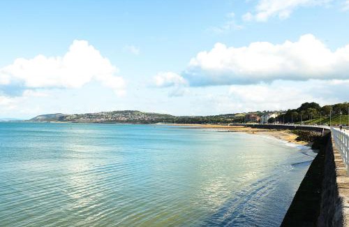 Rhos on Sea House | Beautiful Beach Front Cottage