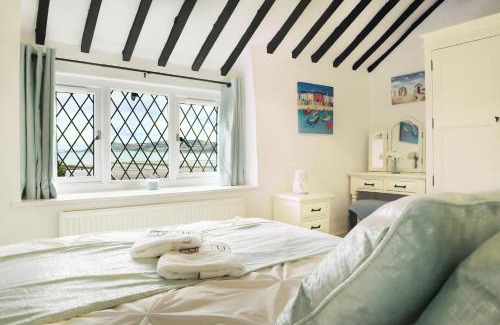Rhos on Sea House | Beautiful Beach Front Cottage