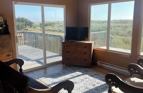 Bayshore House | Beautiful beach front property located in Waldport Or
