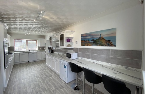 Trearddur Bay House | Beautiful Beach house sleep13, 5 mins to beach&Hot Tub, games room, pets allowed