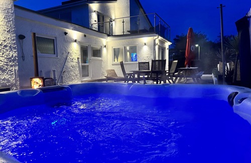 Trearddur Bay House | Beautiful Beach house sleep13, 5 mins to beach&Hot Tub, games room, pets allowed