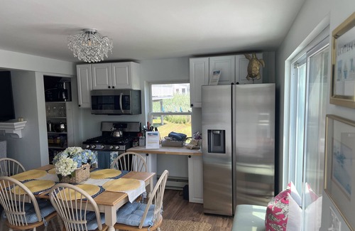 Hull House | Beautiful Beach House, Hull Sleeps 5