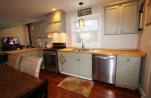 Town Bank House | Beautiful Beach Escape 1 block from the beach