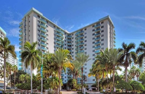 Hollywood Apartment | Beautiful Beachfront Apartment! Near major shopping centers, rest & casinos