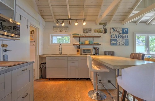 Central Huron Cottage | Beautiful beachfront cottage with hot tub, Bayfield ON