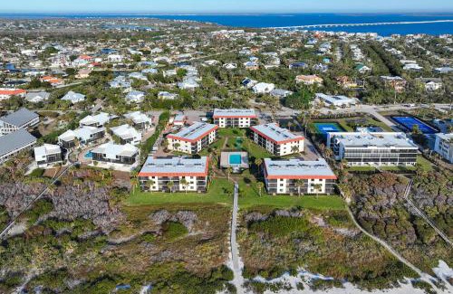 Sanibel Apartment | Beautiful Beachfront Condo Steps From The Beach On Sanibel Island 2D1