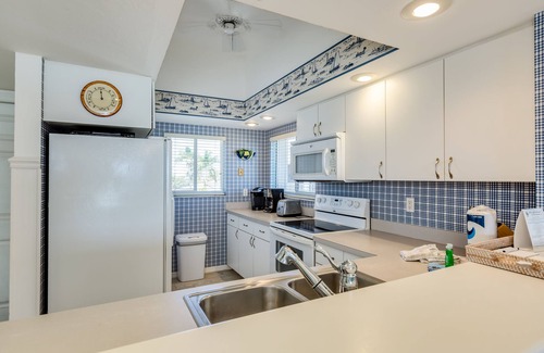 Sanibel Condo | Beautiful Beachfront Views with Free Wifi and offering free bike rentals!