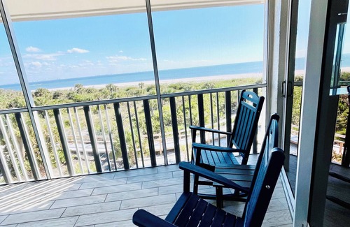 Sanibel Condo | Beautiful Beachfront Views with Free Wifi and offering free bike rentals!