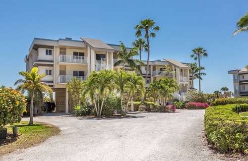 Sanibel Condo | Beautiful Beachfront Views with Free Wifi and offering free bike rentals!