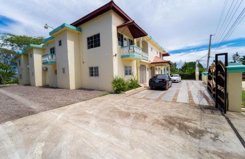 Runaway Bay House | Beautiful bedroom with private bath in a villa near beach