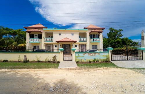 Runaway Bay House | Beautiful bedroom with private bath in a villa near beach
