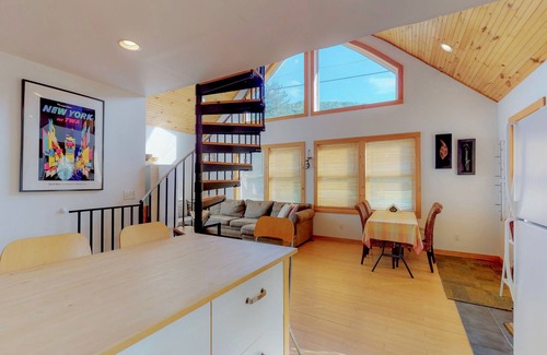Big Indian Ski Chalet | Beautiful BelleHouse - Creekside in the Catskills