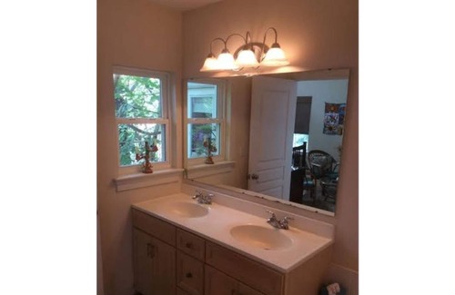 Belmont House | Beautiful Belmont Apartment, Walk Everywhere!!