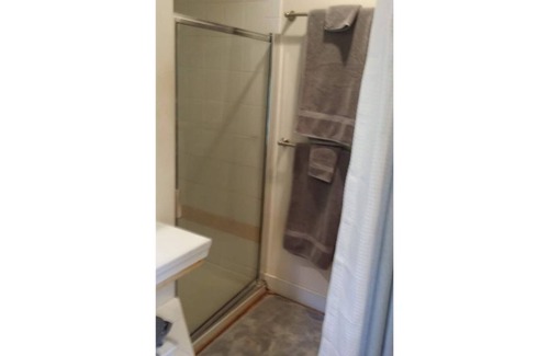 Belmont House | Beautiful Belmont Apartment, Walk Everywhere!!