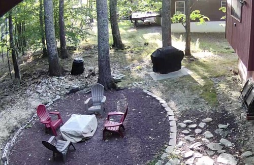 Bushkill House | Beautiful Bi-level. Game room with pool table, 5 UHDTVs, WiFi. Central heat/air.