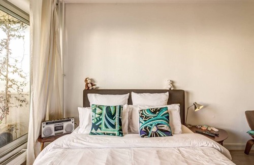 Quartier de la Folie-Mericourt Apartment | Beautiful Big Studio Apartment in Paris Rue Saint