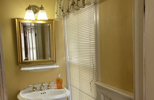 Warrenton House | Beautiful Bridal Suite in Manor on Five Acres Room A