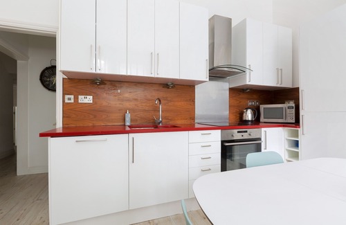 Queen's Park Apartment | Beautiful Bright Apartment in London