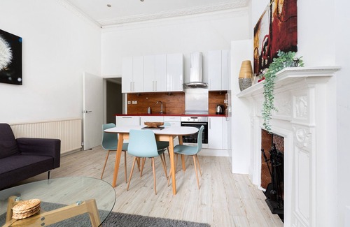 Queen's Park Apartment | Beautiful Bright Apartment in London