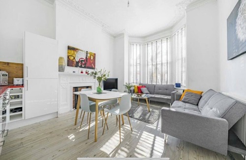 Queen's Park Apartment | Beautiful Bright Apartment in London