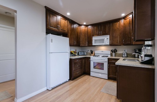 Lake Balboa House | Beautiful, Bright & Charming