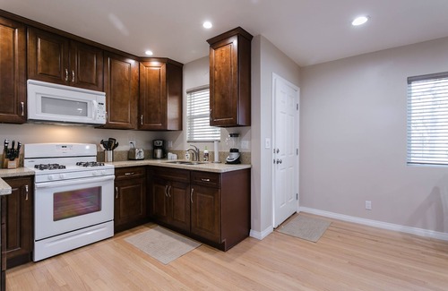 Lake Balboa House | Beautiful, Bright & Charming