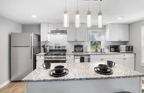 Brook Park House | Beautiful Brookpark House: Large home, Self Check-In near IX Center & CLE Airport