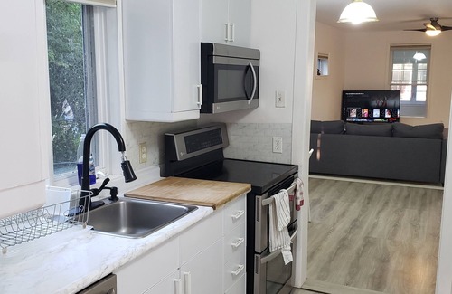 Pointe Claire House | Beautiful bungalow in a very friendly and quite neighborhood. Close to amenities