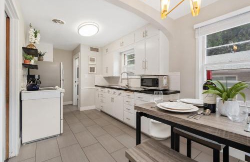 University North House | Beautiful Bungalow Next to CSU, Free Cruiser Bikes