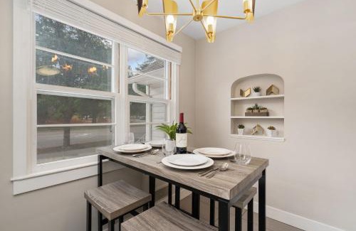 University North House | Beautiful Bungalow Next to CSU, Free Cruiser Bikes