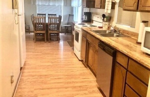 Greer Cabin | Beautiful Cabin Getaway with large deck in heart of Greer