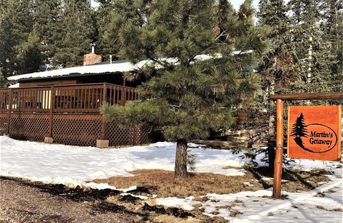 Greer Cabin | Beautiful Cabin Getaway with large deck in heart of Greer