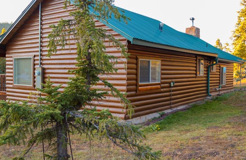 Greer Cabin | Beautiful Cabin Getaway with large deck in heart of Greer