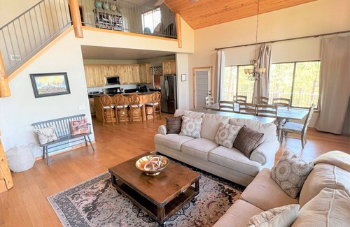 Sierra Pines Cabin | Beautiful CABIN in AZ, GAMEROOM, Deck/Patio VIEWS, QUIET, 1 PM CHECK IN AND OUT!