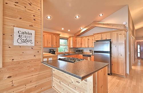 Greenway House | Beautiful Cabin on Peaceful Swan Lake!