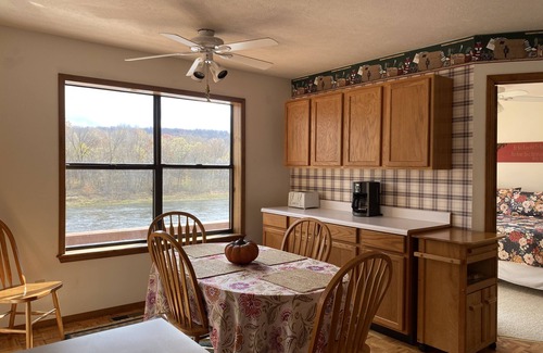 Flippin House | Beautiful Cabin Right on the Banks of the White River - Great View!