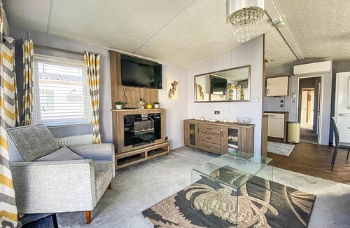 Swalecliffe House | Beautiful caravan at Seaview Holiday Park in Kent ref 47028PB