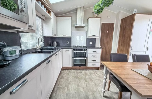 Corton House | Beautiful caravan with decking at Azure Seas ref 32060AZ