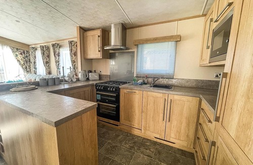 Corton House | Beautiful caravan with decking and WiFi at Azure Sea, Suffolk ref 32025AZ
