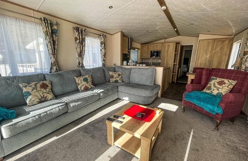 Corton House | Beautiful caravan with decking and WiFi at Azure Sea, Suffolk ref 32025AZ