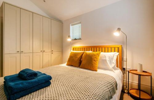 Hove Apartment | Beautiful, central, 3 min walk from beach, 2 King doubles